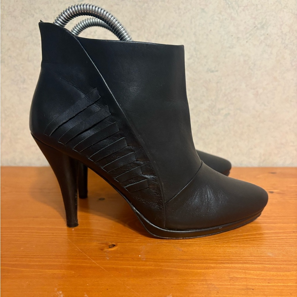 Lamb Nyla Bootie Women’s black leather ankle boots size 5.5
